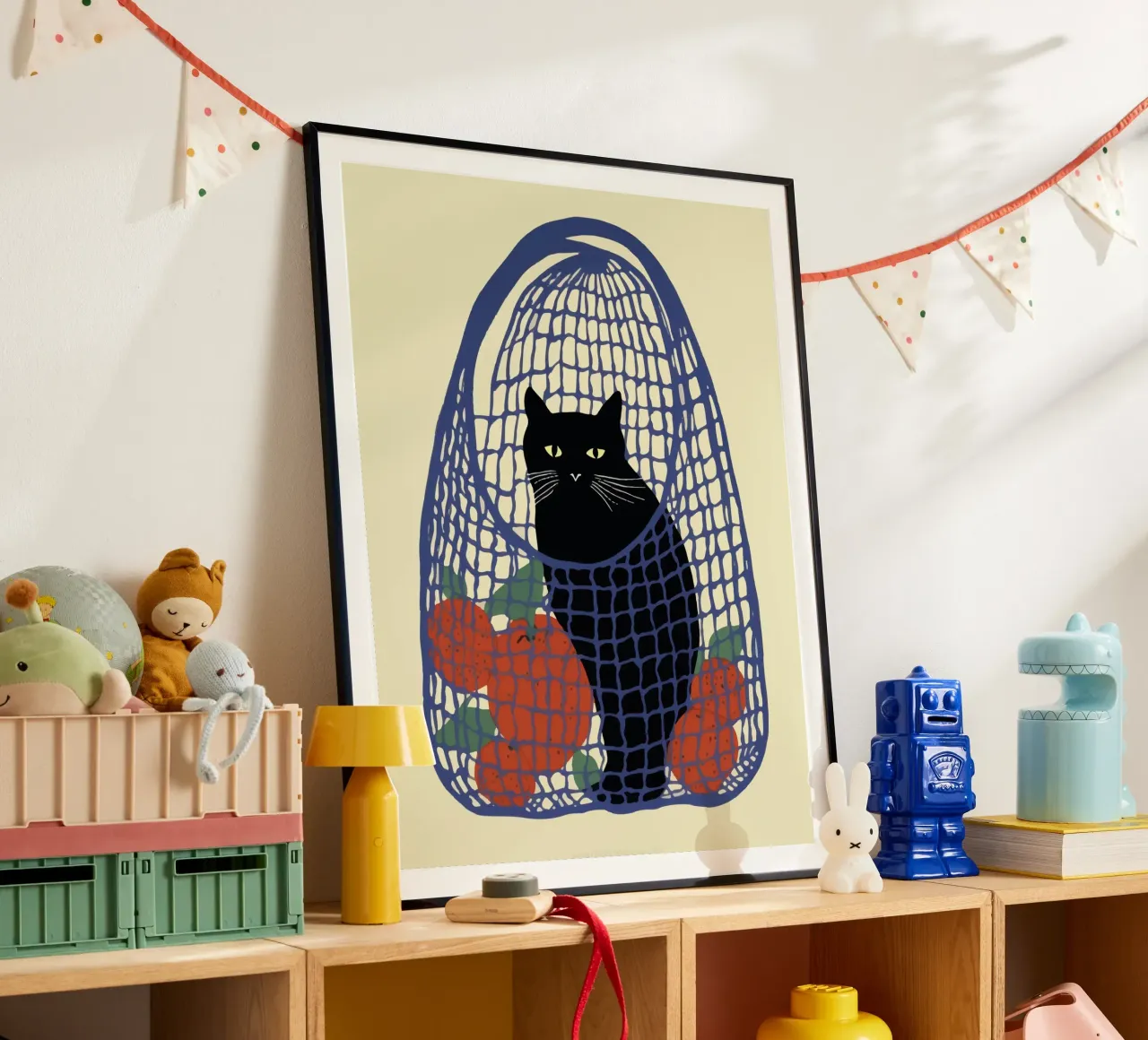 Gatto di ritorno in un sacchetto di rete rosso con arance poster con telaio in plastica da Peaches Art Prints