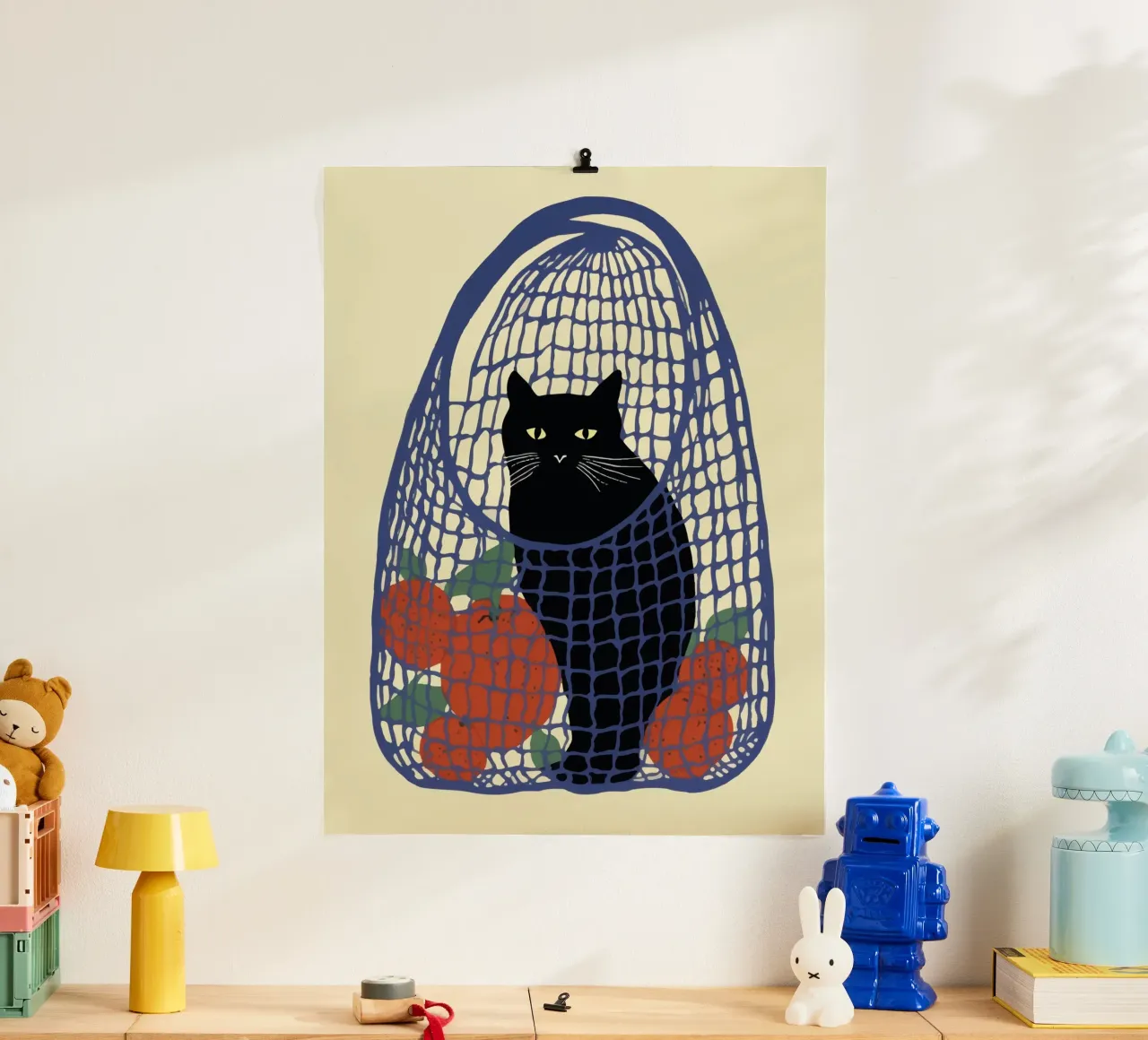 Gatto di ritorno in un sacchetto di rete rosso con arance poster con telaio in plastica da Peaches Art Prints