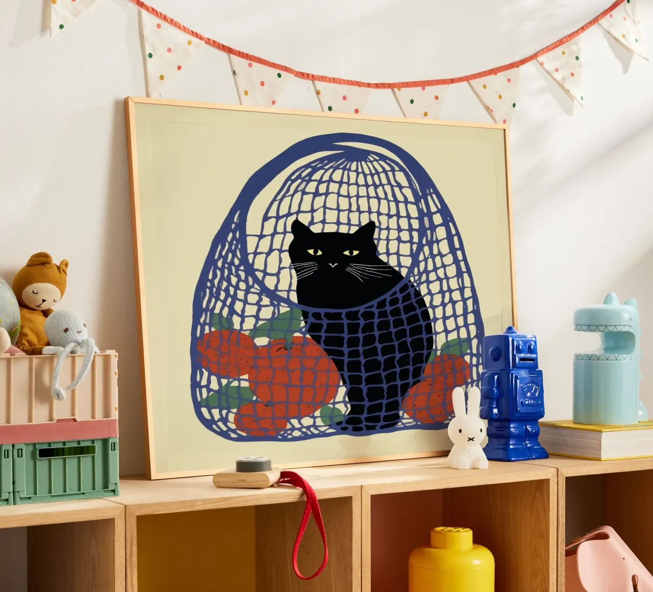 Gatto di ritorno in un sacchetto di rete rosso con arance poster con telaio in plastica da Peaches Art Prints