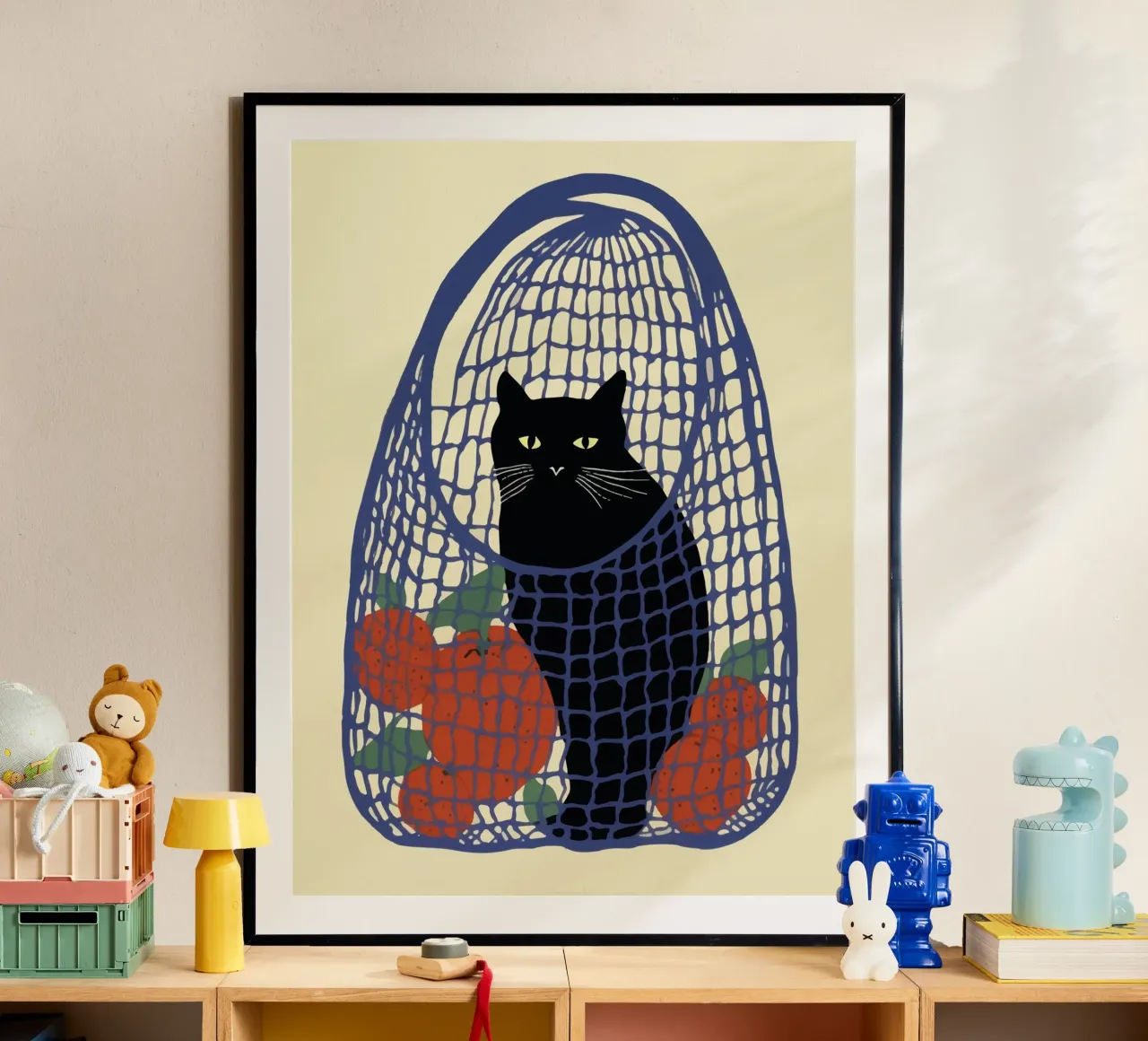 Gatto di ritorno in un sacchetto di rete rosso con arance poster con telaio in plastica da Peaches Art Prints