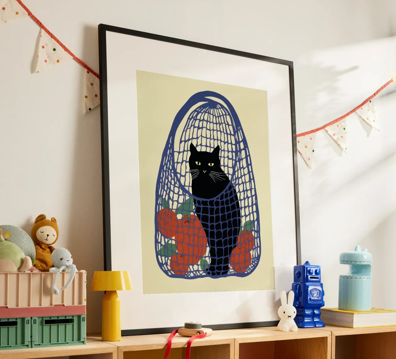 Gatto di ritorno in un sacchetto di rete rosso con arance poster con telaio in plastica da Peaches Art Prints