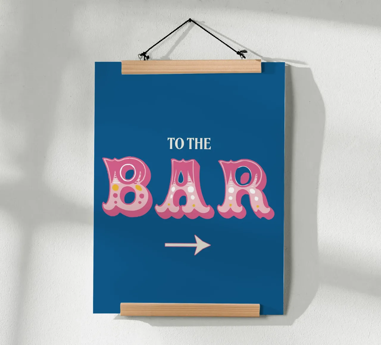 Al bar, insegna, citazione tipografica occidentale poster da Peaches Art Prints