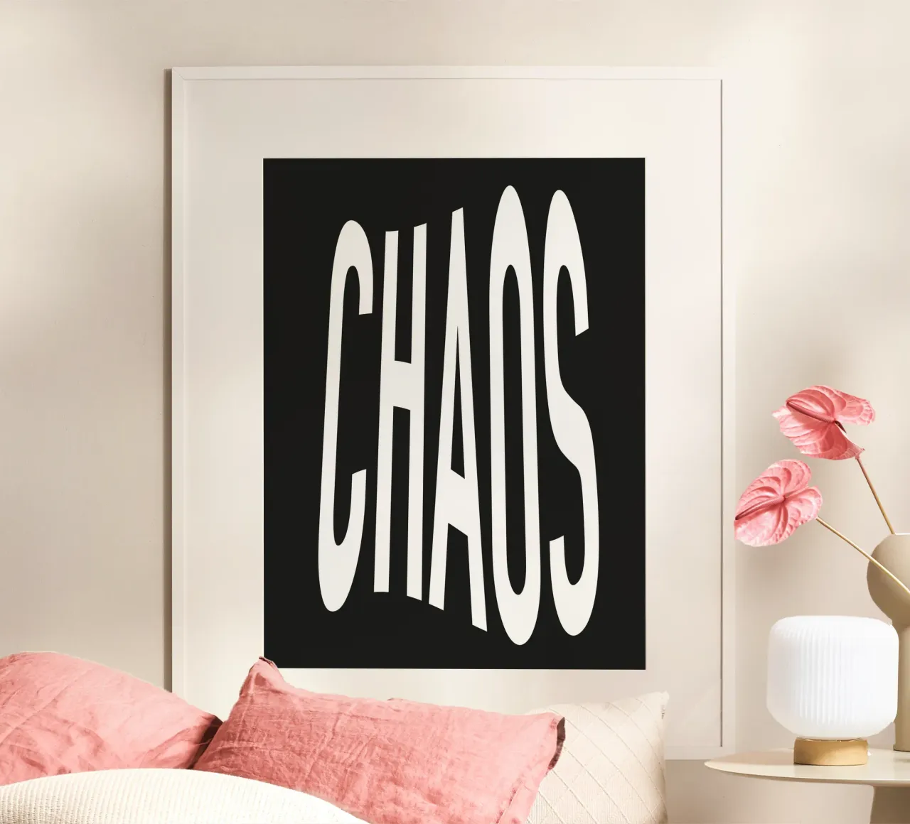 Caos Nero Bianco Citazione Tipografia poster con telaio in alluminio da Peaches Art Prints