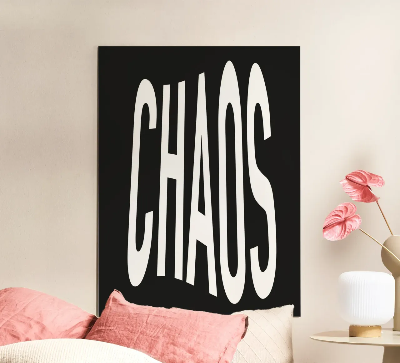 Caos Nero Bianco Citazione Tipografia poster con telaio in alluminio da Peaches Art Prints