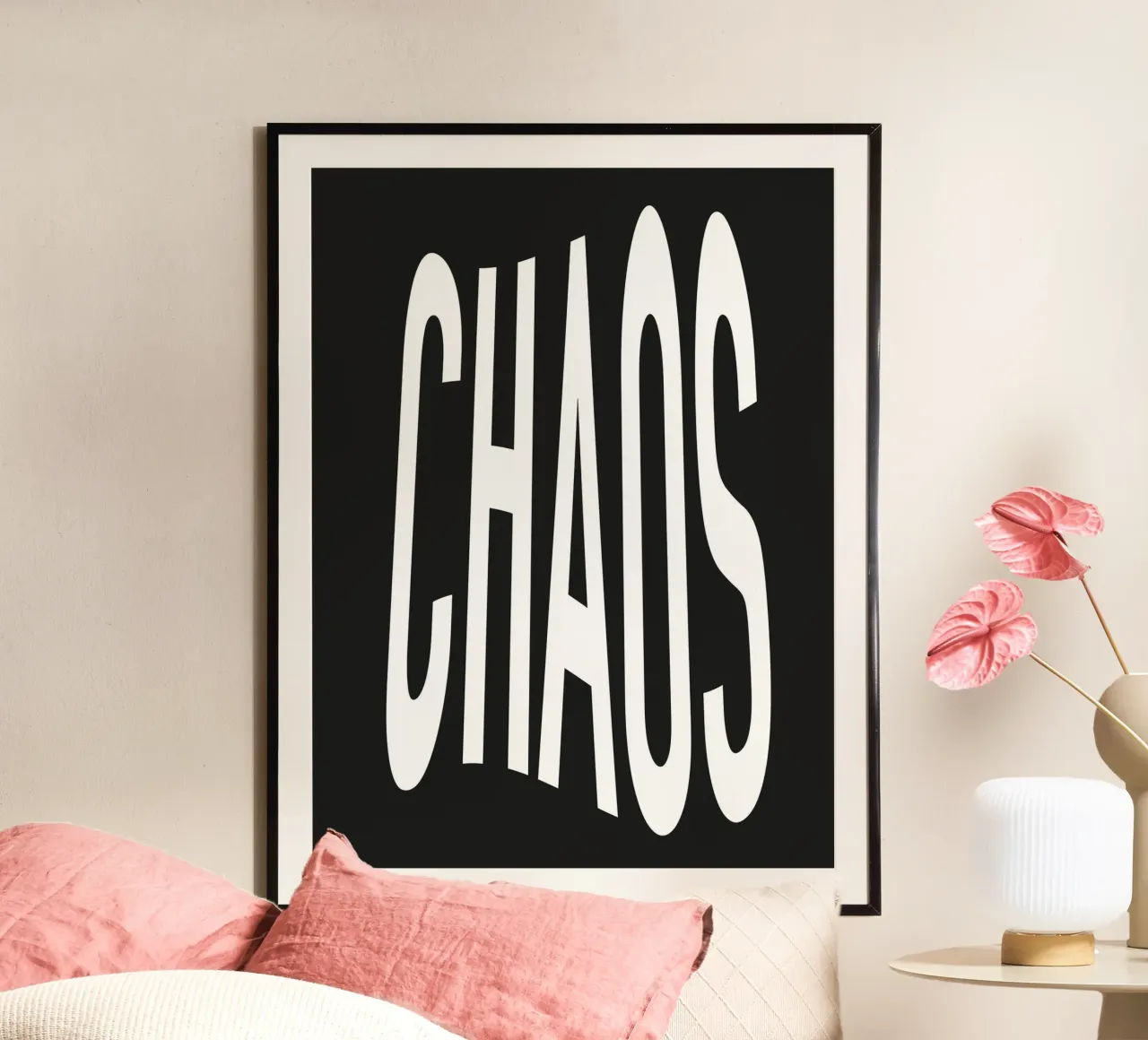 Caos Nero Bianco Citazione Tipografia poster con telaio in alluminio da Peaches Art Prints