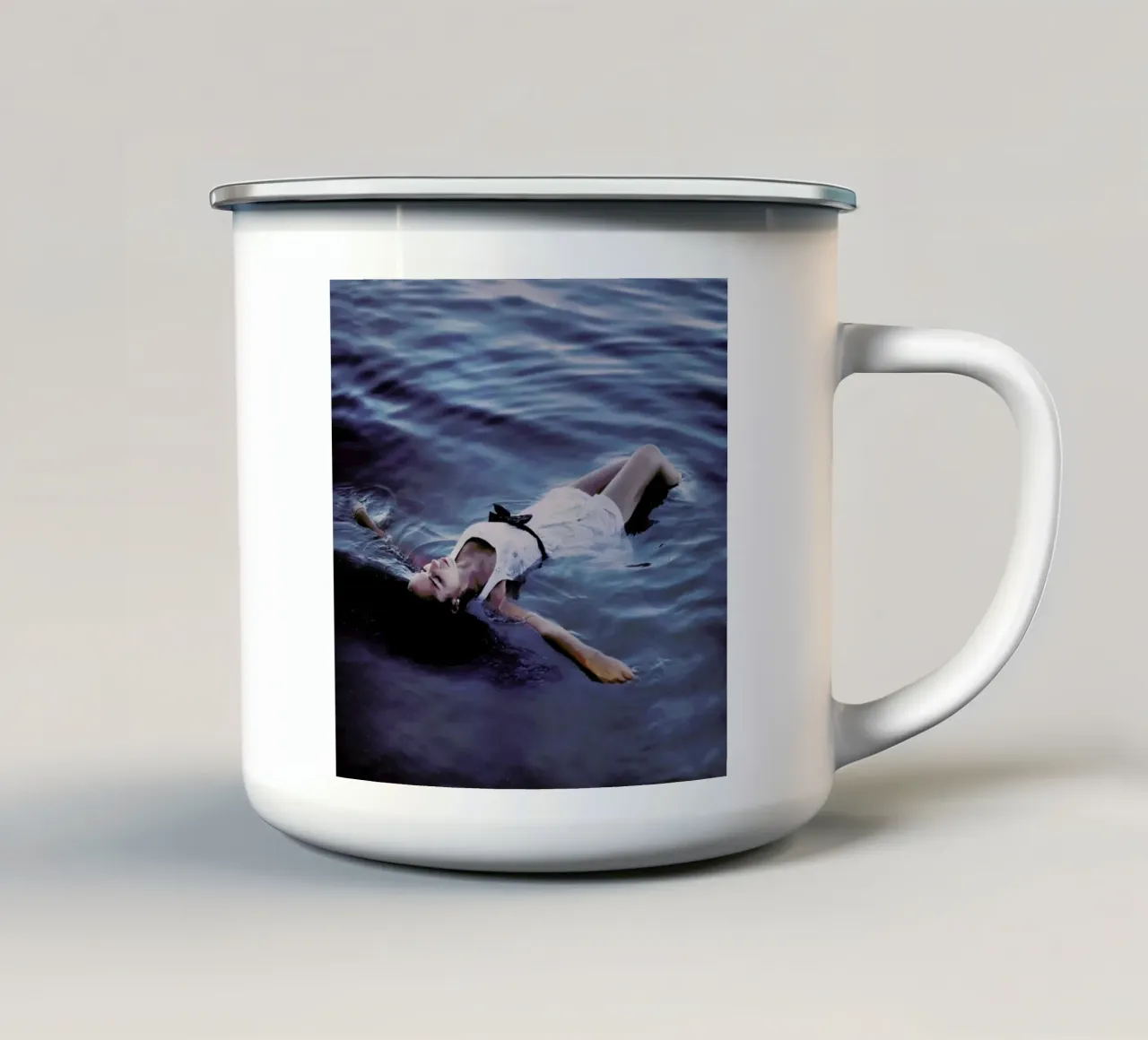 Soaking tazza in smalto da Jovana Rikalo