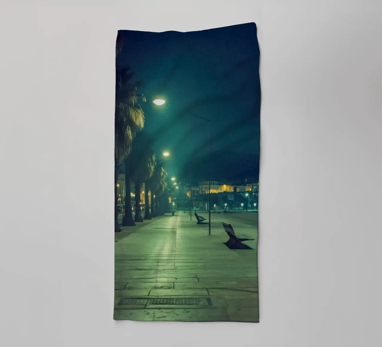 Ajaccio di notte - Promenade sous les palmiers asciugamano da bagno da By Night