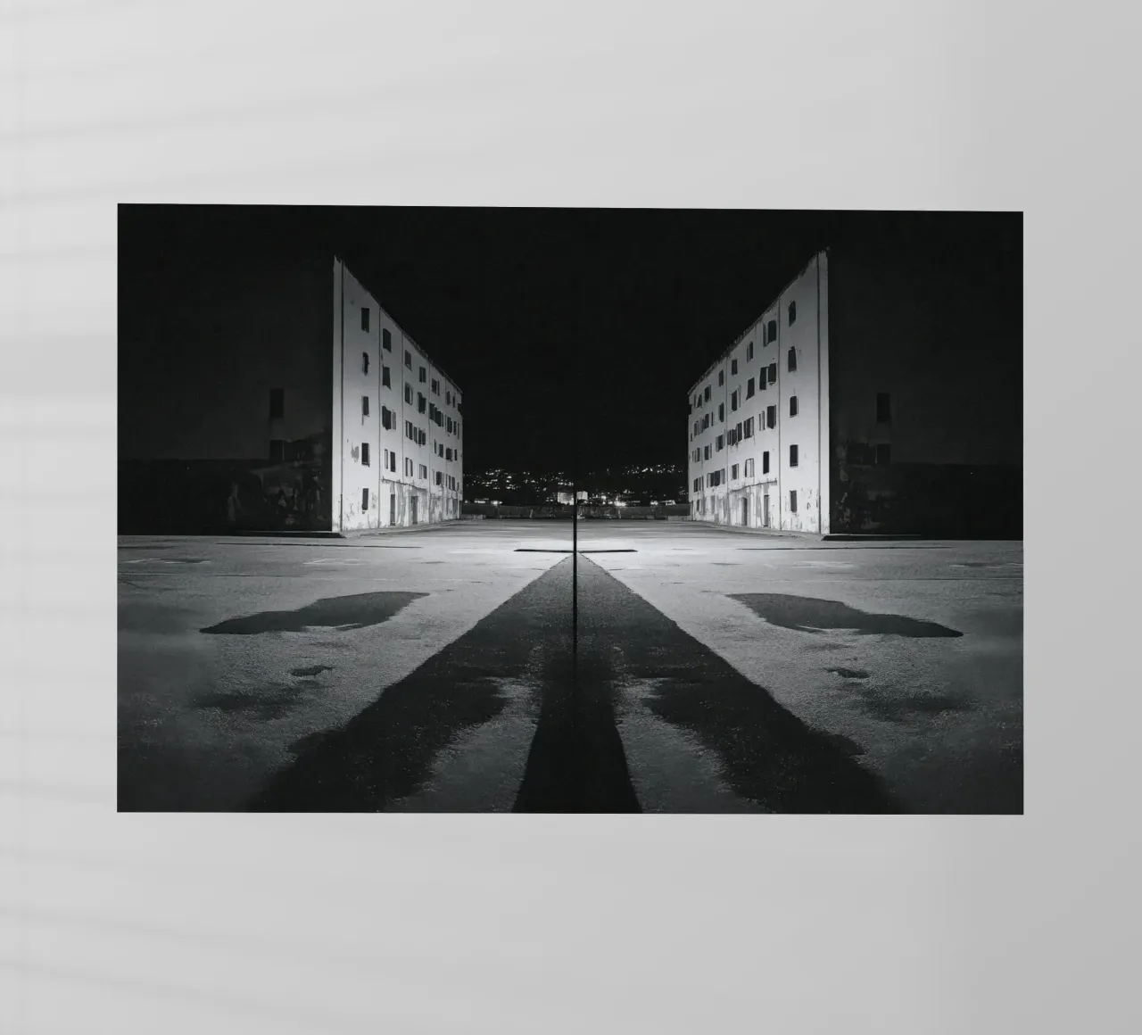 Contrasti urbani ad Ajaccio - Bianco e nero pellicola backlit da By Night
