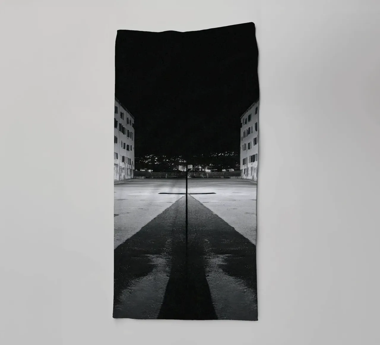 Stedelijke contrasten in Ajaccio - Zwart-wit badhanddoek van By Night