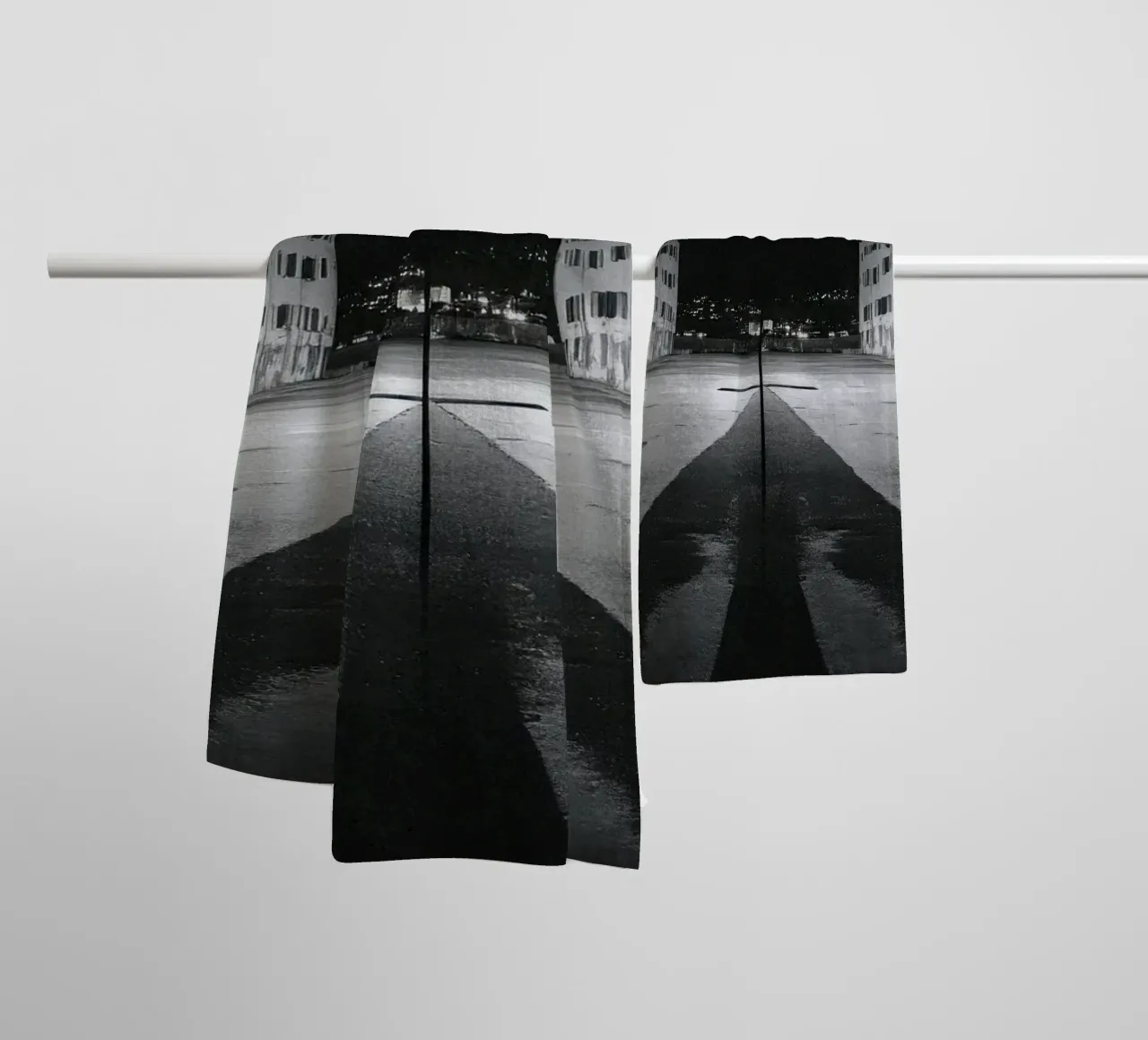 Stedelijke contrasten in Ajaccio - Zwart-wit badhanddoek van By Night