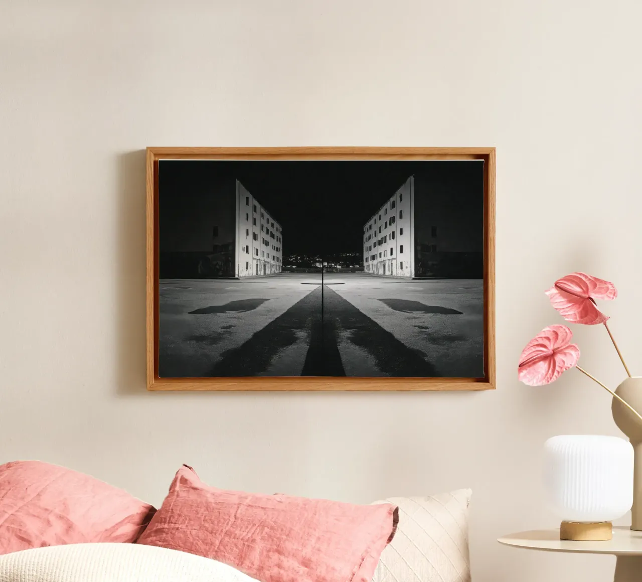 Stedelijke contrasten in Ajaccio - Zwart-wit canvas met Baklijst van By Night