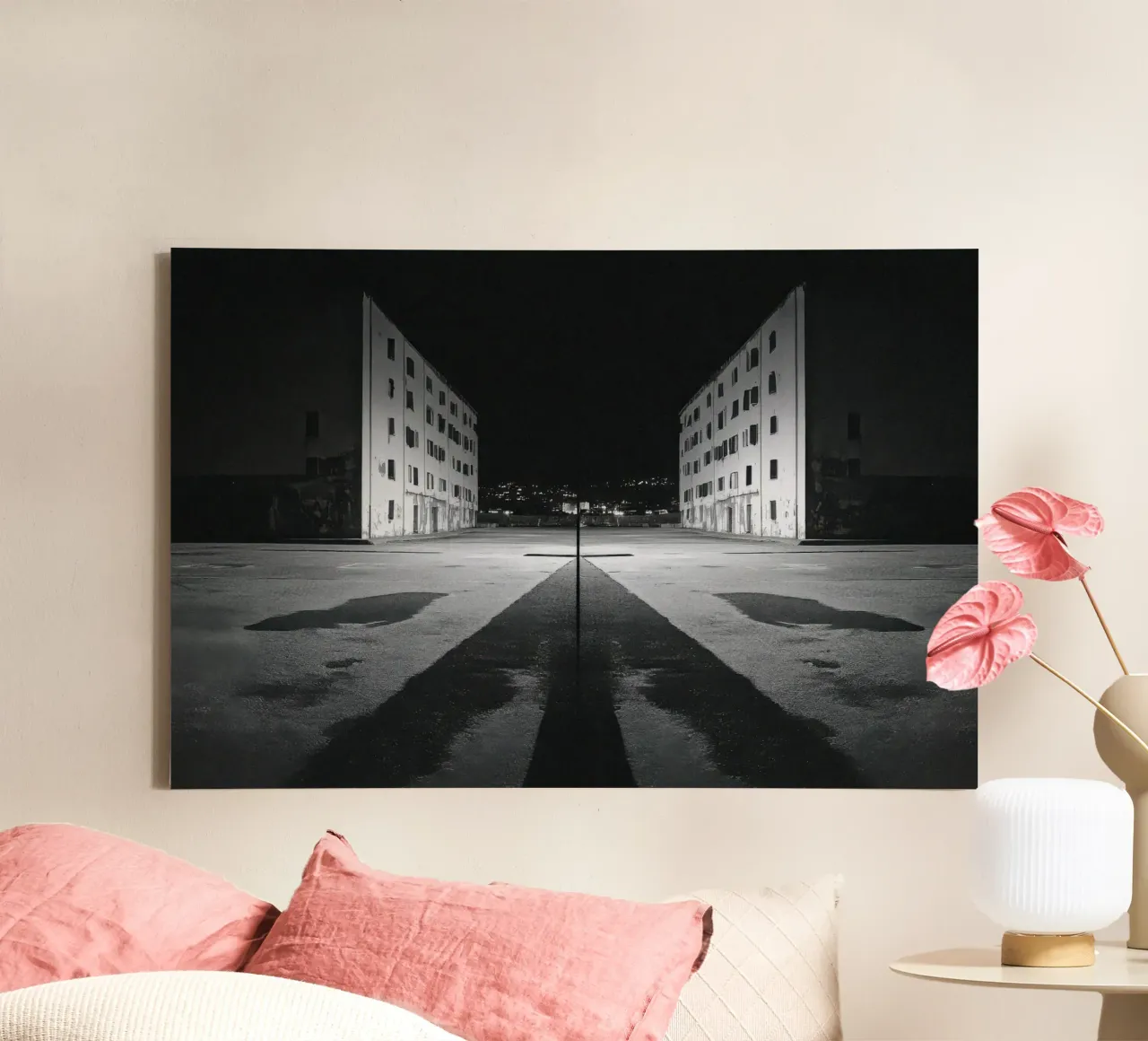 Stedelijke contrasten in Ajaccio - Zwart-wit canvas met Baklijst van By Night