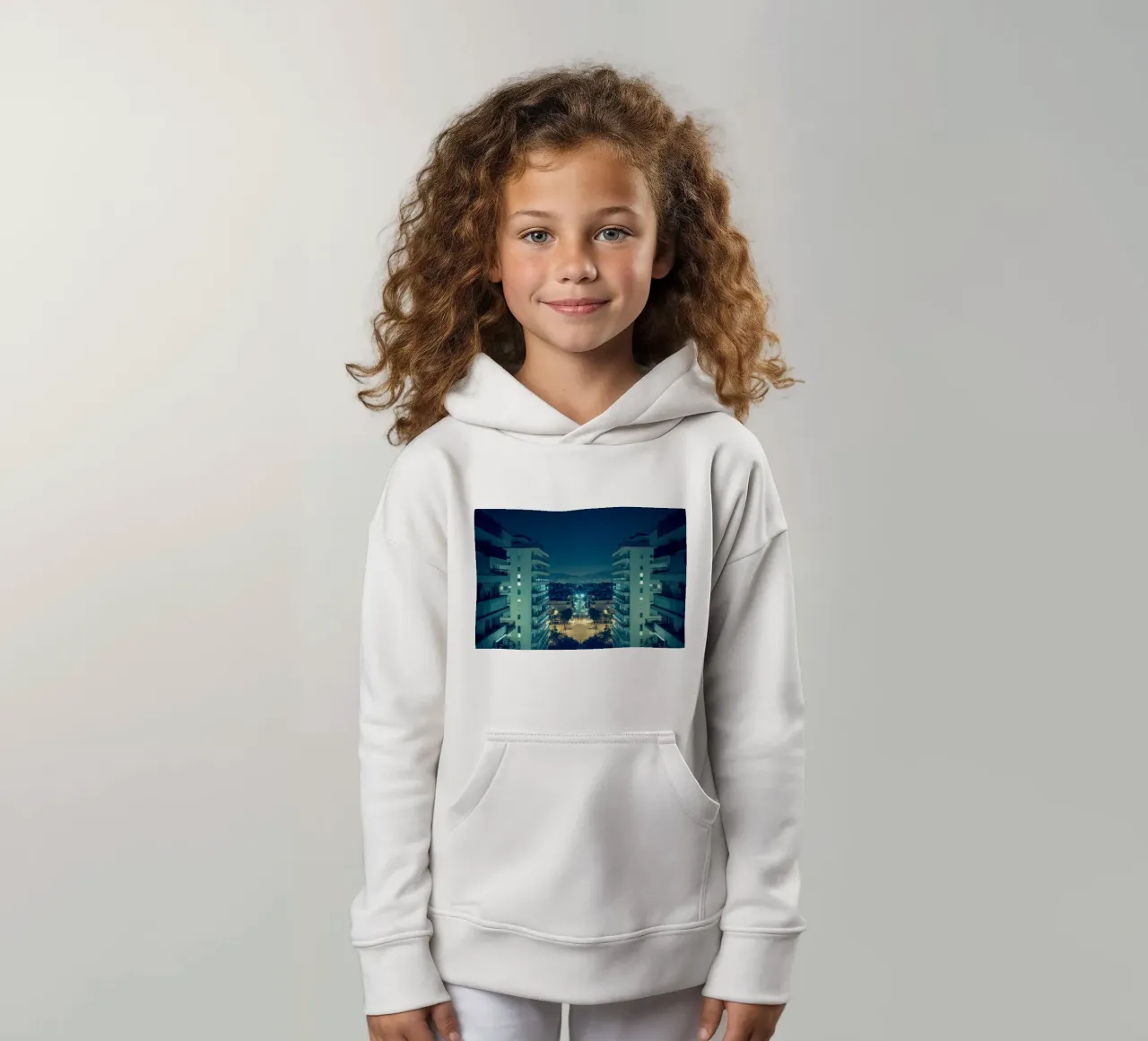 Modernes Athen, ein aufgeklärter urbaner Traum Kinder Hoodie von By Night