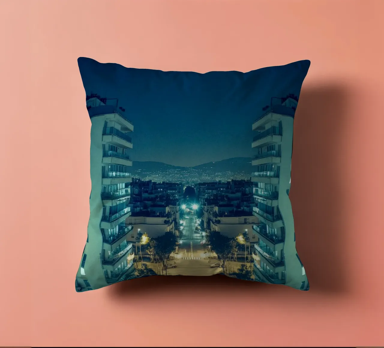 Atene moderna, un sogno urbano illuminato cuscino da By Night