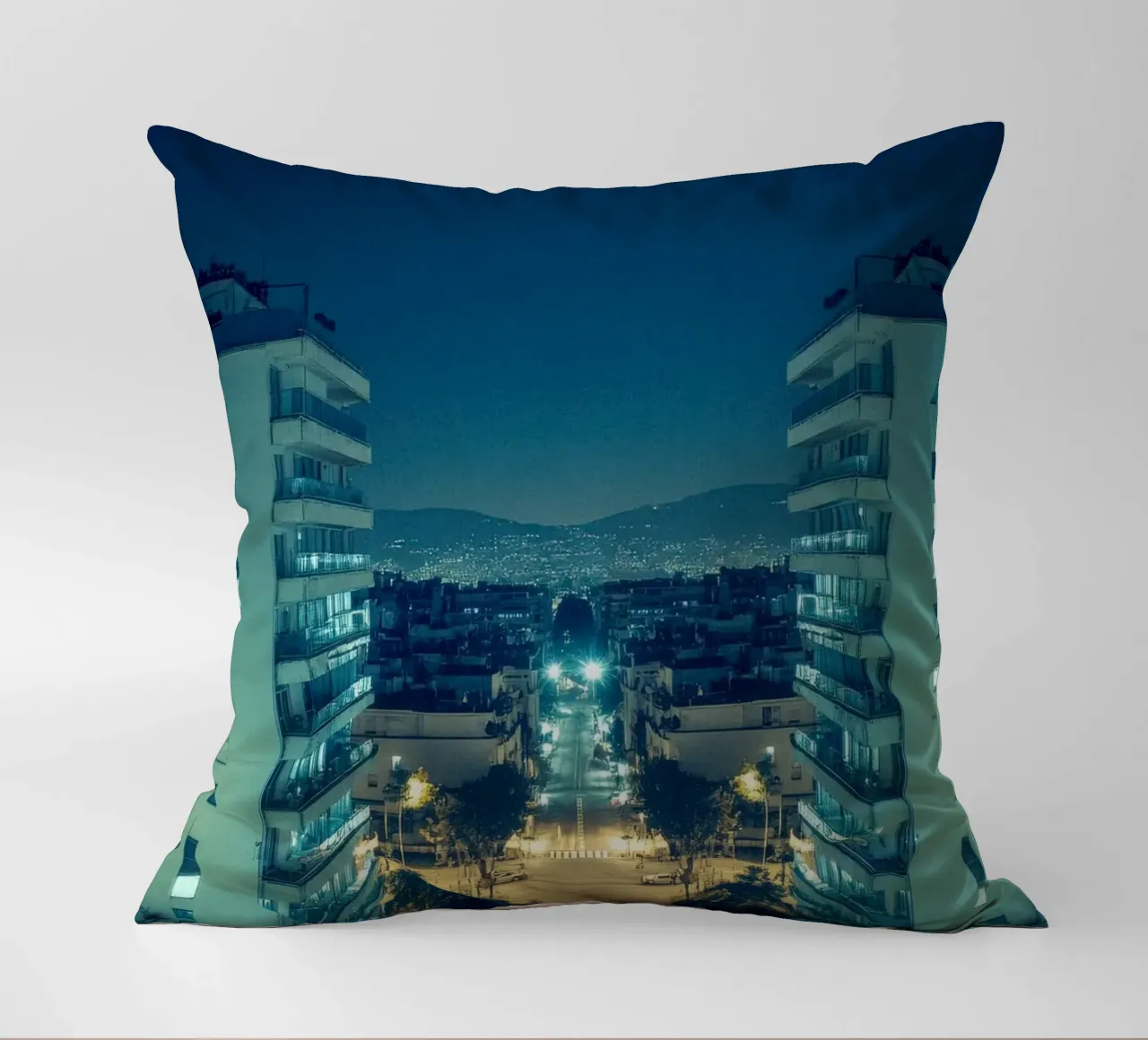Atene moderna, un sogno urbano illuminato cuscino da By Night