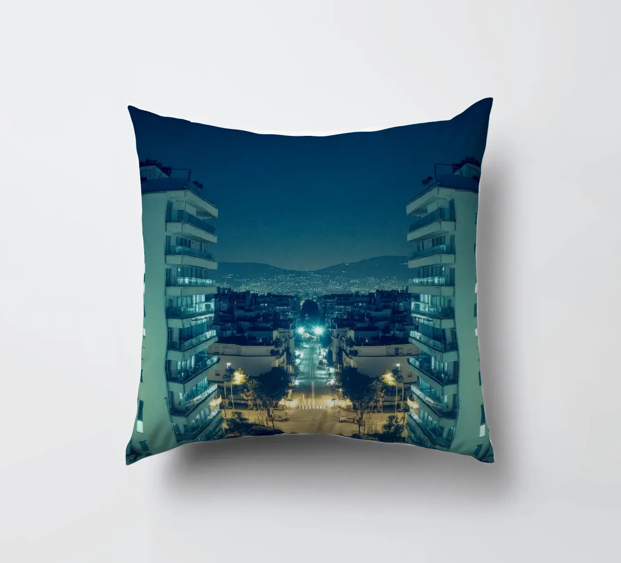 Atene moderna, un sogno urbano illuminato cuscino da By Night