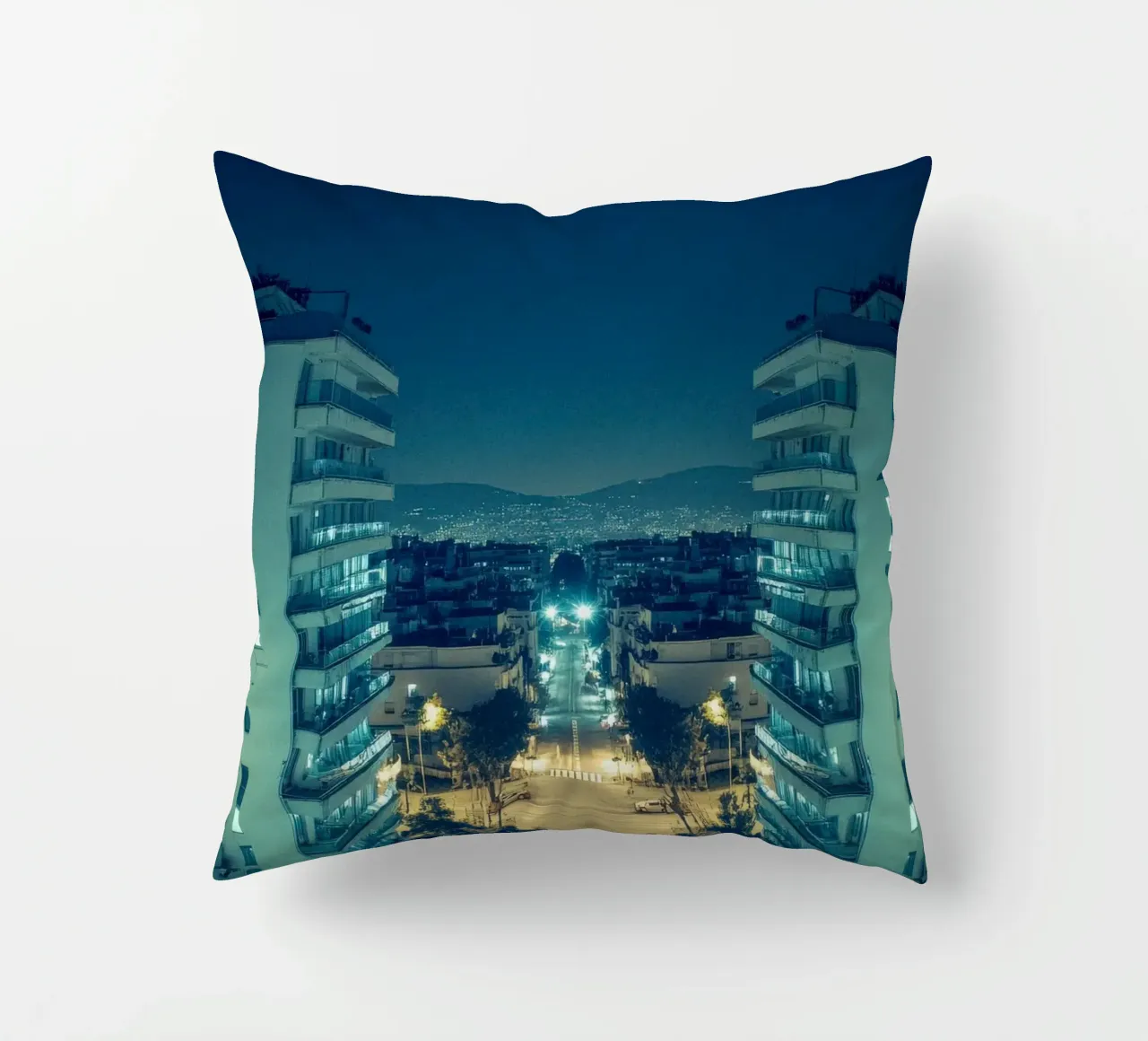 Atene moderna, un sogno urbano illuminato cuscino da By Night