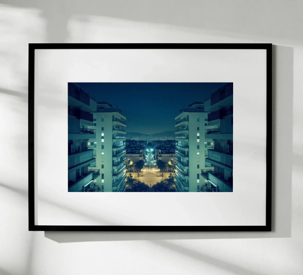 Atene moderna, un sogno urbano illuminato poster con telaio in alluminio da By Night