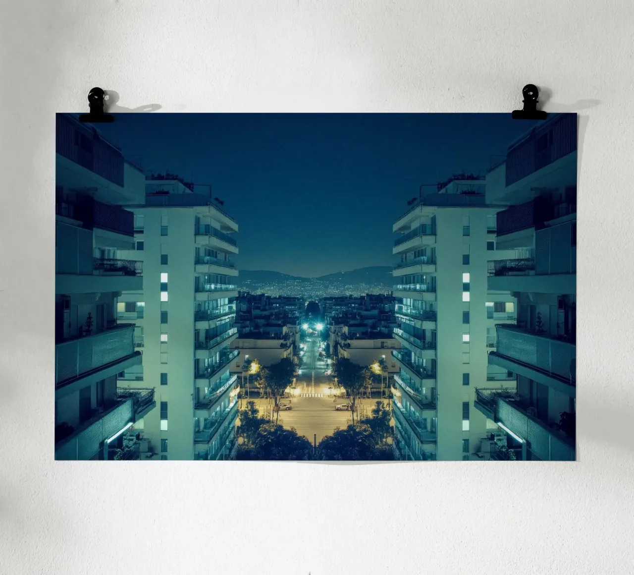 Atene moderna, un sogno urbano illuminato poster con telaio in alluminio da By Night