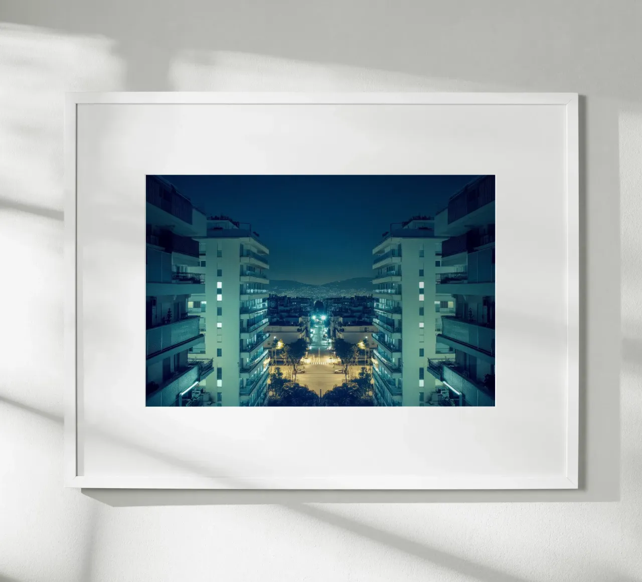 Atene moderna, un sogno urbano illuminato poster con telaio in alluminio da By Night