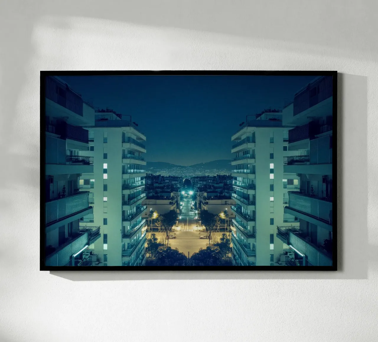 Atene moderna, un sogno urbano illuminato poster con telaio in alluminio da By Night