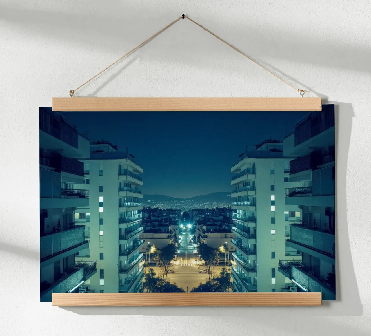 Atene moderna, un sogno urbano illuminato poster con telaio in alluminio da By Night