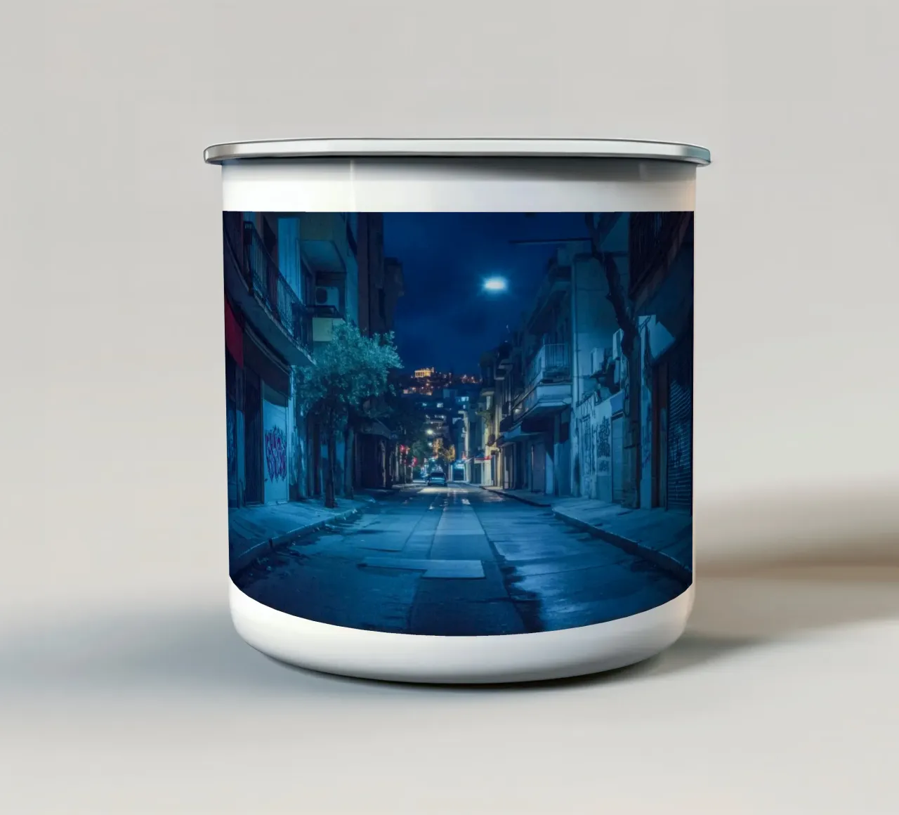 Una passeggiata serale tra le stradine di Atene tazza in smalto da By Night
