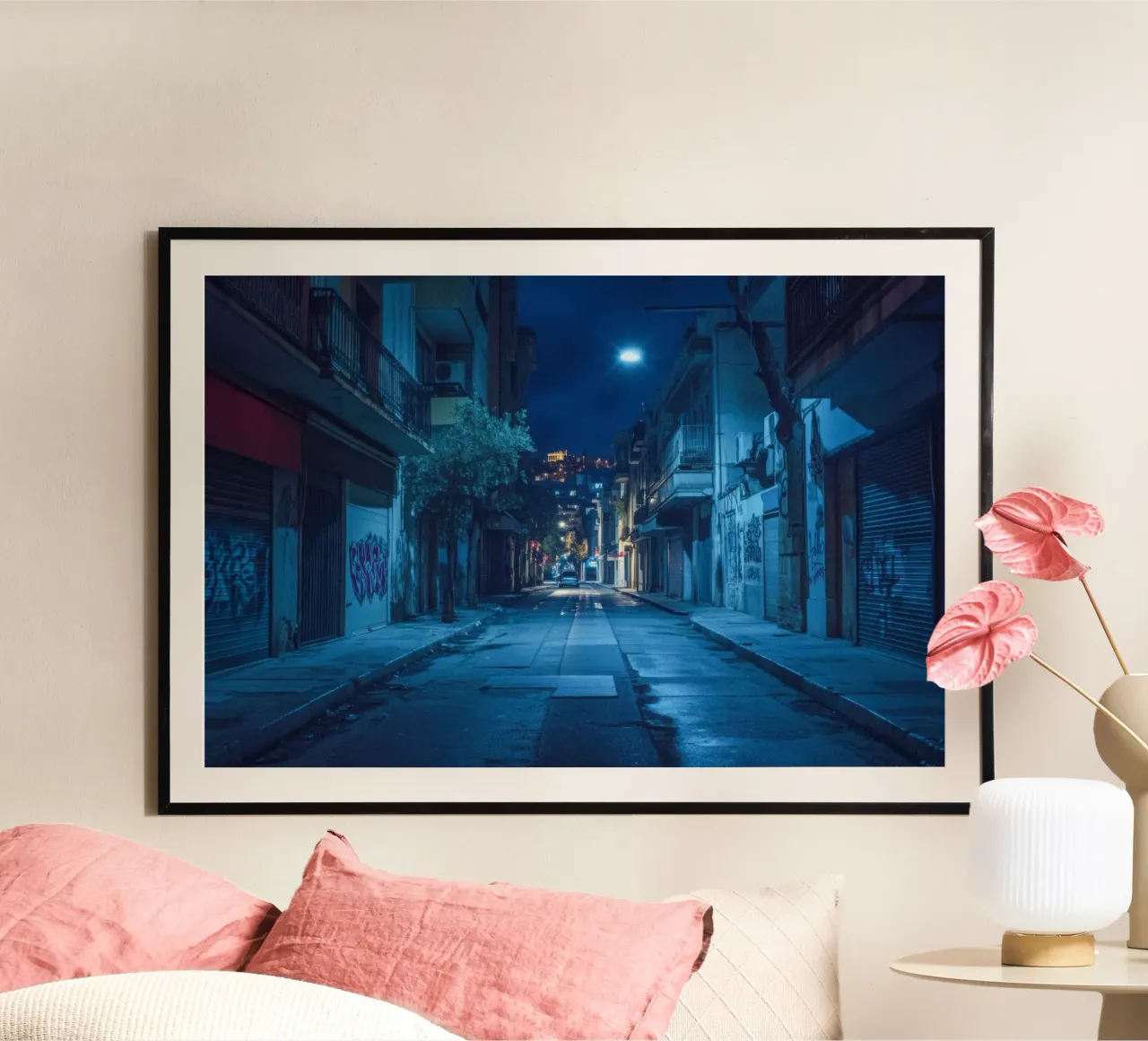 Una passeggiata serale tra le stradine di Atene poster con telaio in legno da By Night