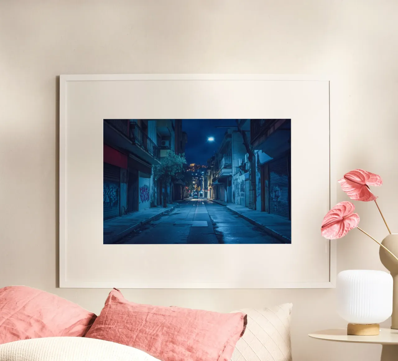 Una passeggiata serale tra le stradine di Atene poster con telaio in legno da By Night