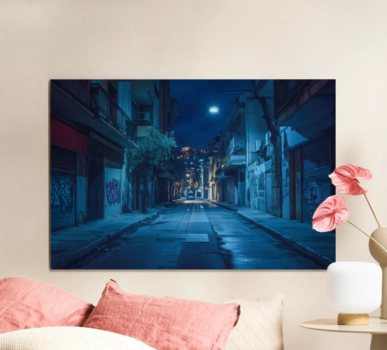 Una passeggiata serale tra le stradine di Atene poster con telaio in legno da By Night