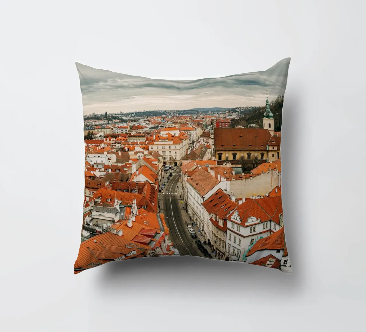 Tetti rossi a Praga - Nuvole scure sulla città cuscino da Bold and Retro