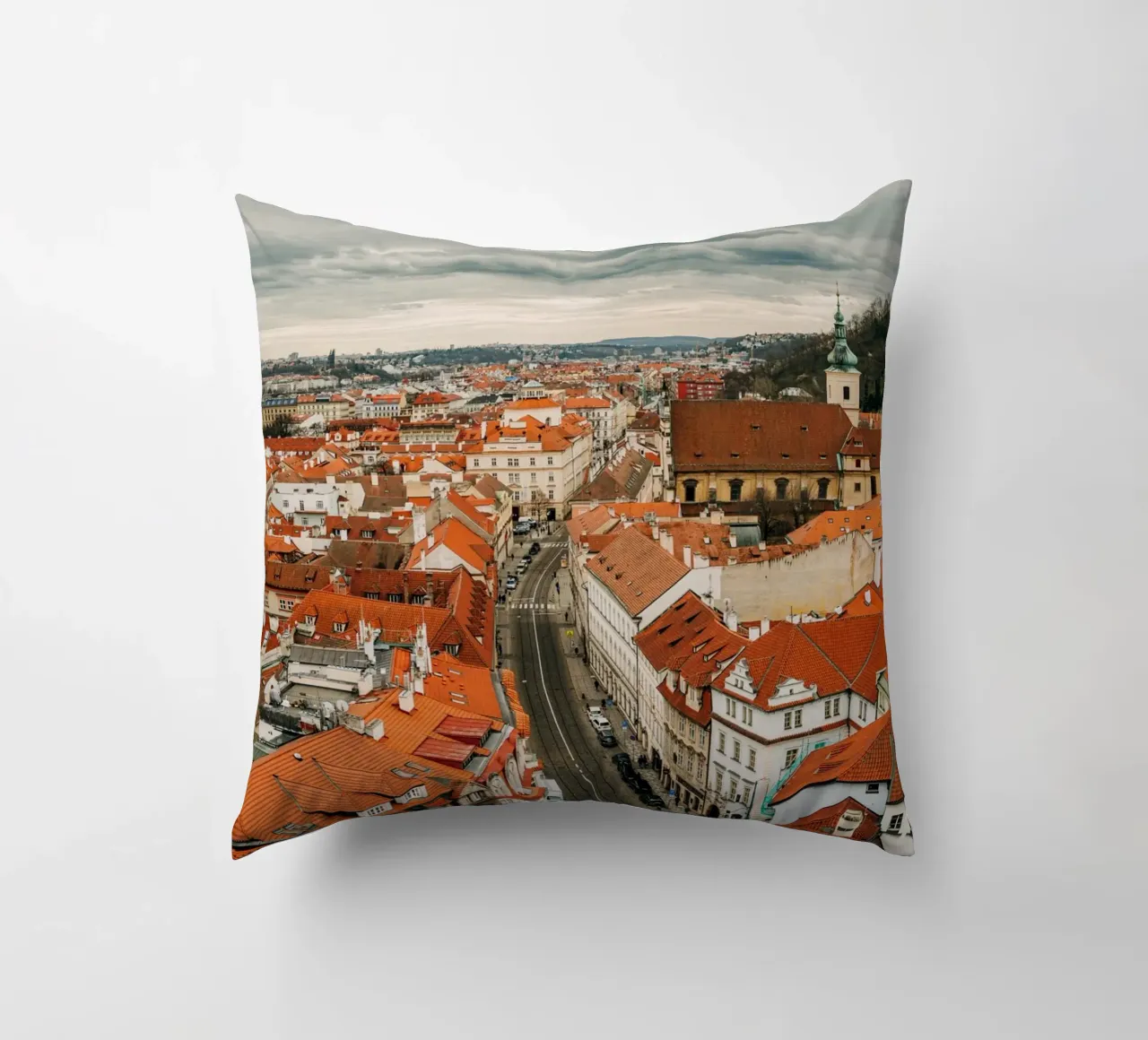 Tetti rossi a Praga - Nuvole scure sulla città cuscino da Bold and Retro