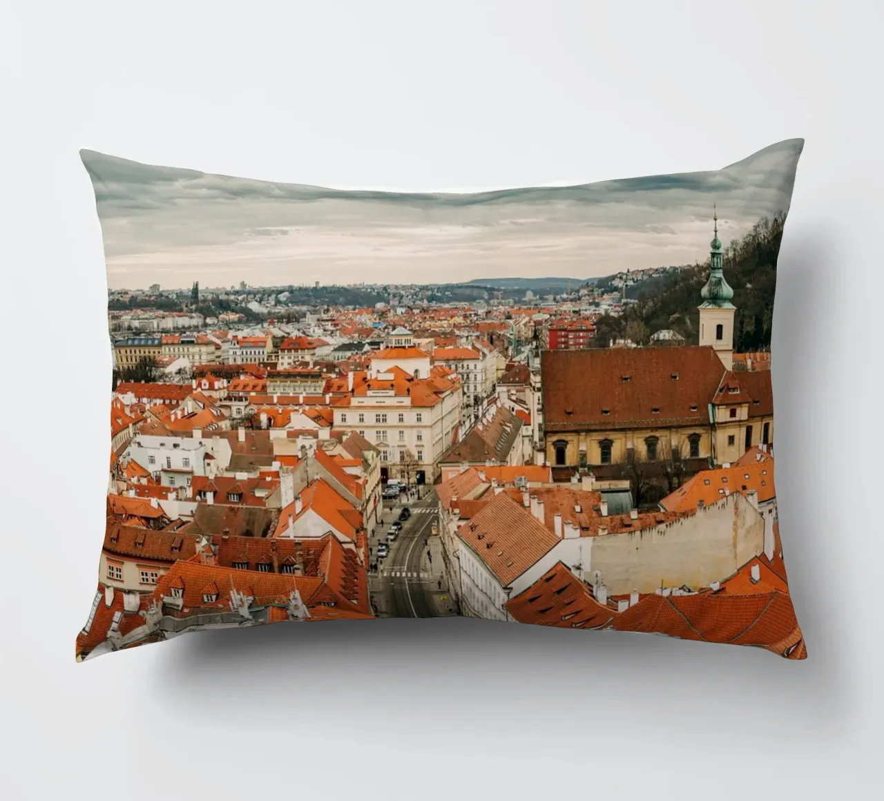 Tetti rossi a Praga - Nuvole scure sulla città cuscino da Bold and Retro