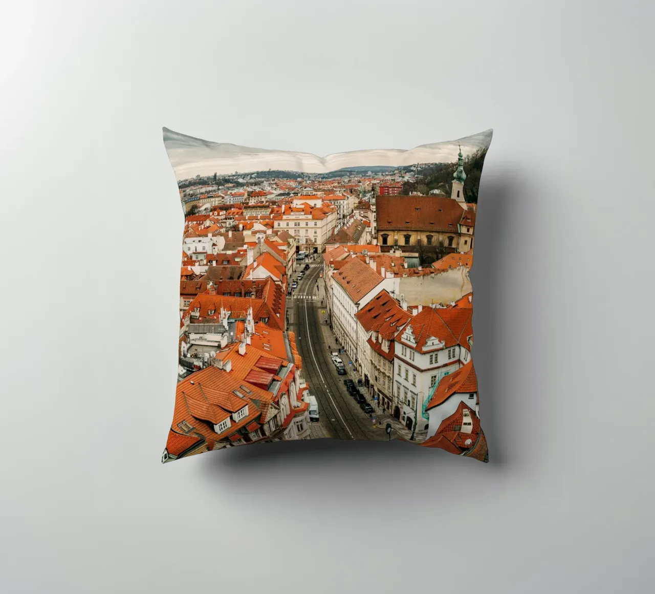 Tetti rossi a Praga - Nuvole scure sulla città cuscino da Bold and Retro