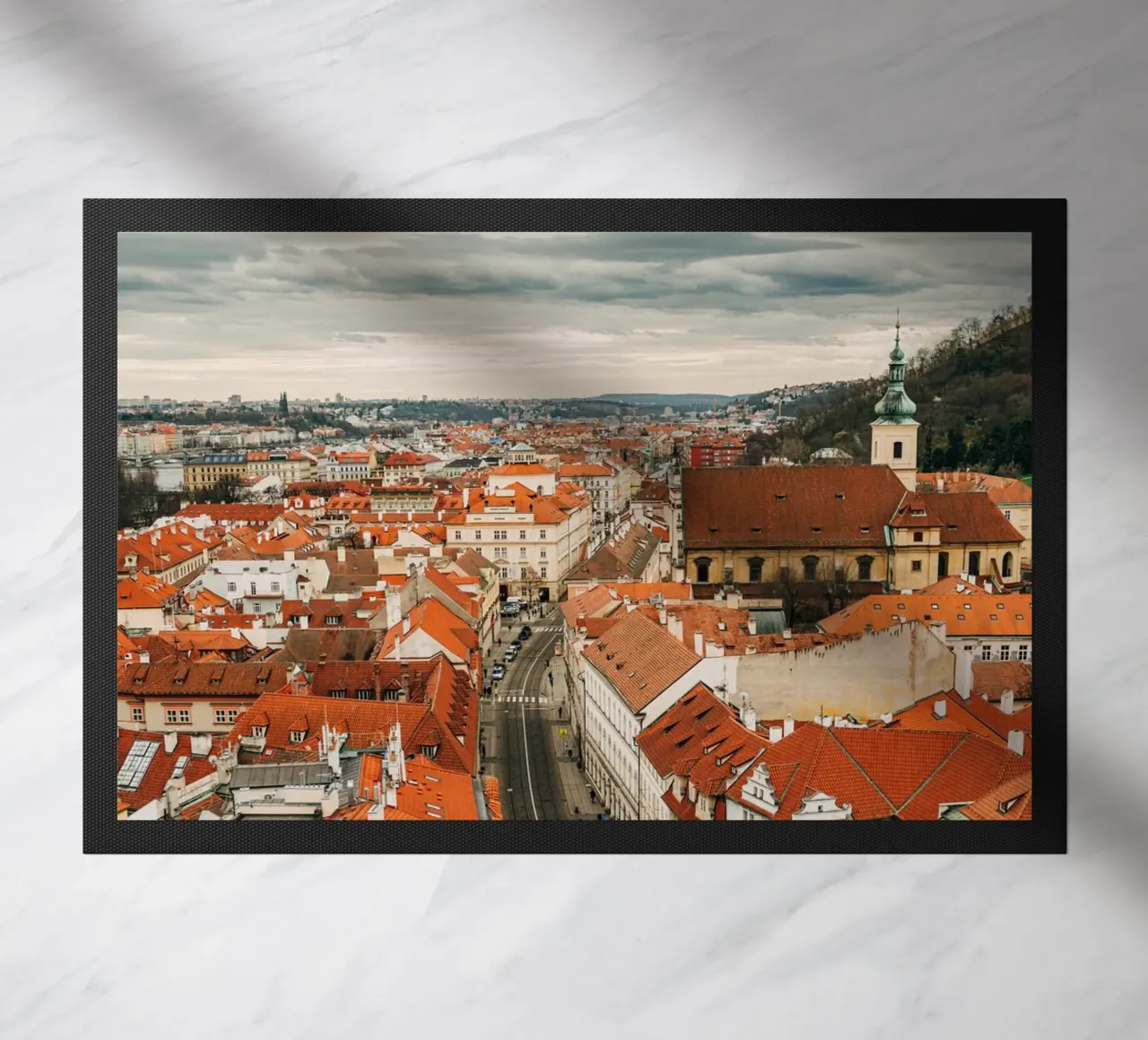 Tetti rossi a Praga - Nuvole scure sulla città zerbino da Bold and Retro