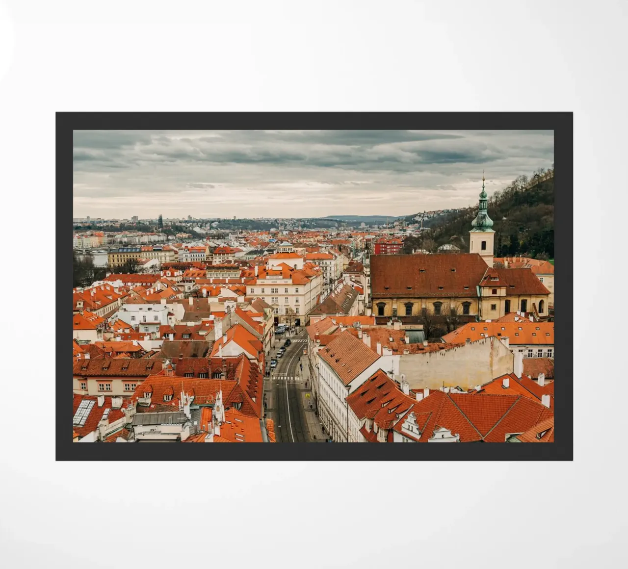 Tetti rossi a Praga - Nuvole scure sulla città zerbino da Bold and Retro