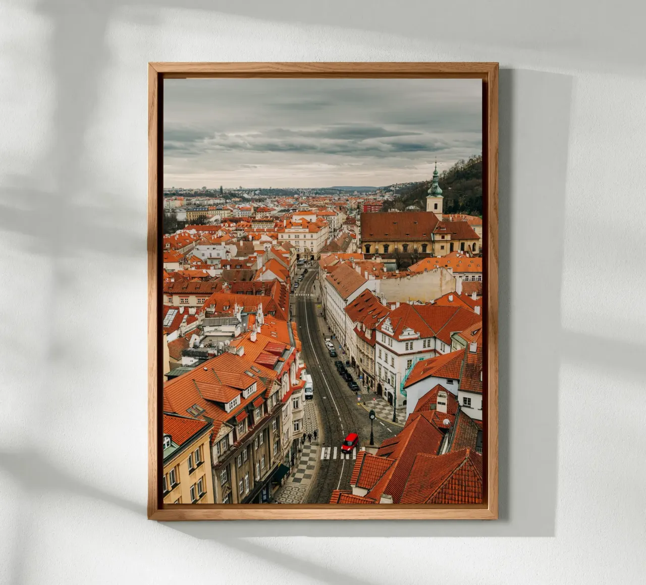Tetti rossi a Praga - Nuvole scure sulla città alluminio dibond da Bold and Retro
