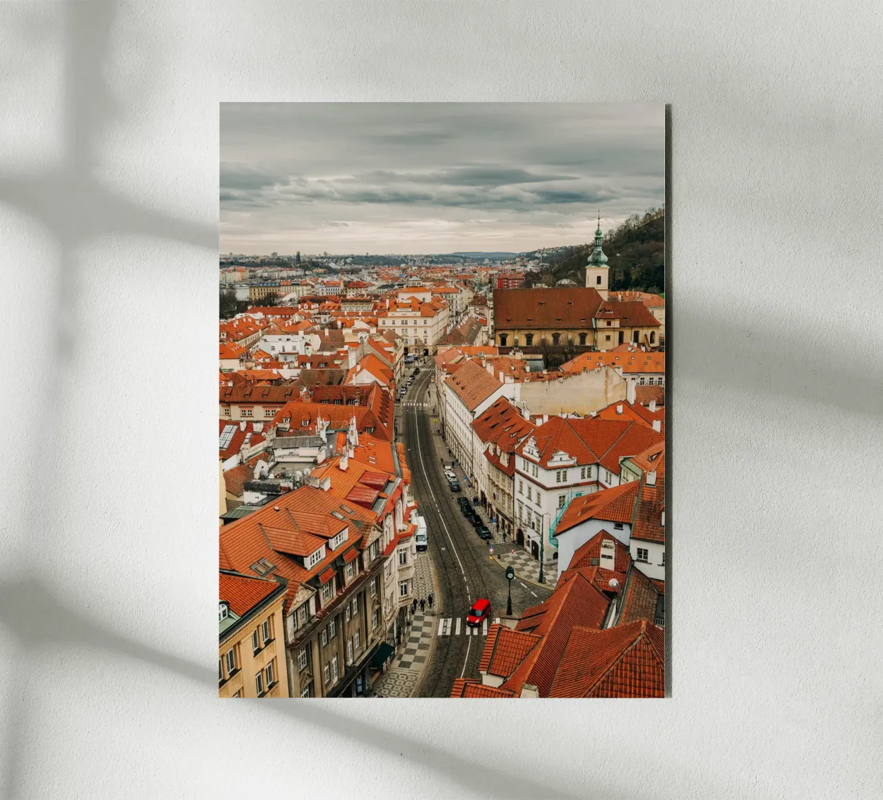 Tetti rossi a Praga - Nuvole scure sulla città alluminio dibond da Bold and Retro