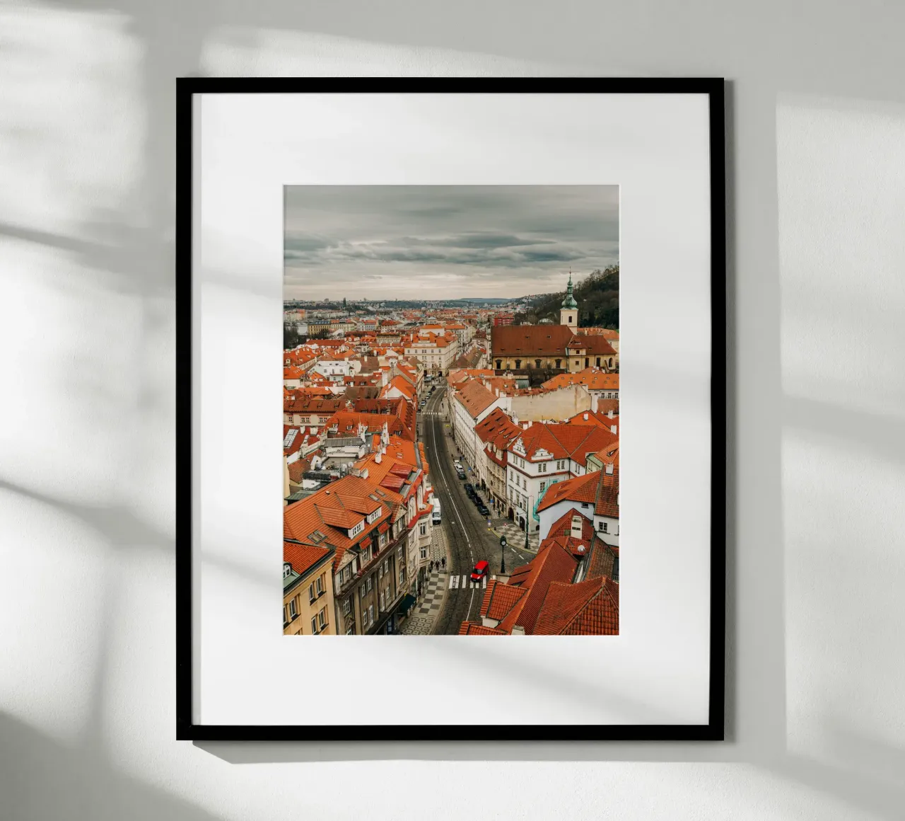 Tetti rossi a Praga - Nuvole scure sulla città carta hahnemühle da Bold and Retro