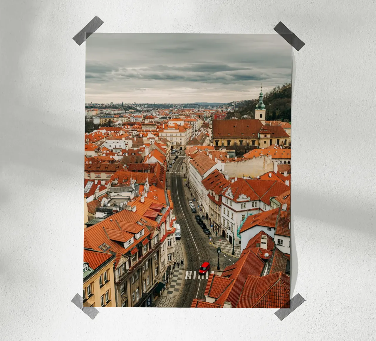 Tetti rossi a Praga - Nuvole scure sulla città carta hahnemühle da Bold and Retro