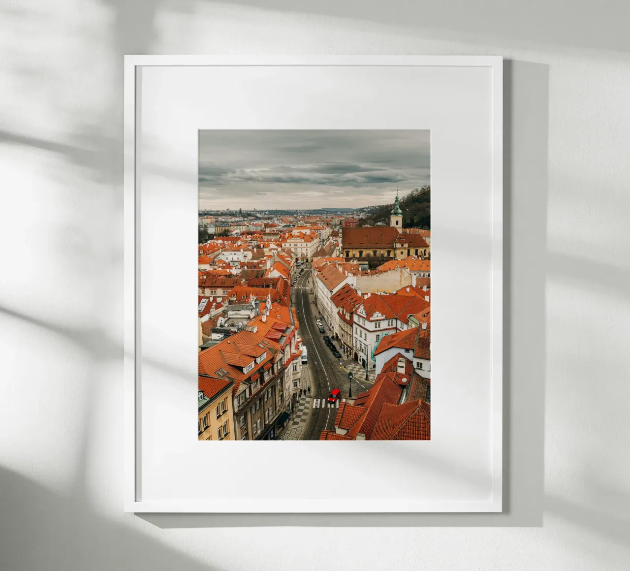 Tetti rossi a Praga - Nuvole scure sulla città carta hahnemühle da Bold and Retro