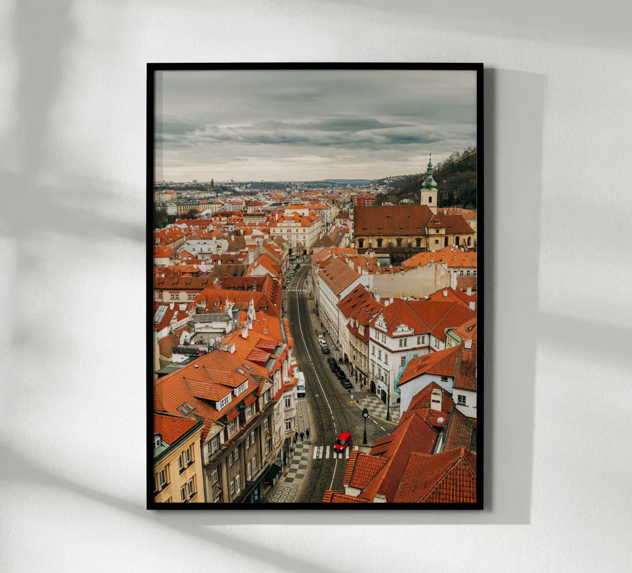 Tetti rossi a Praga - Nuvole scure sulla città carta hahnemühle da Bold and Retro