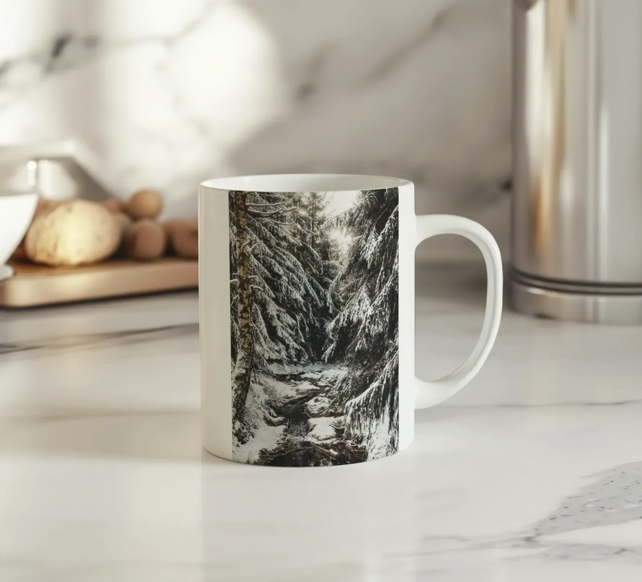 Incantevole foresta invernale con ruscello e alberi innevati tazza in ceramica da Bold and Retro