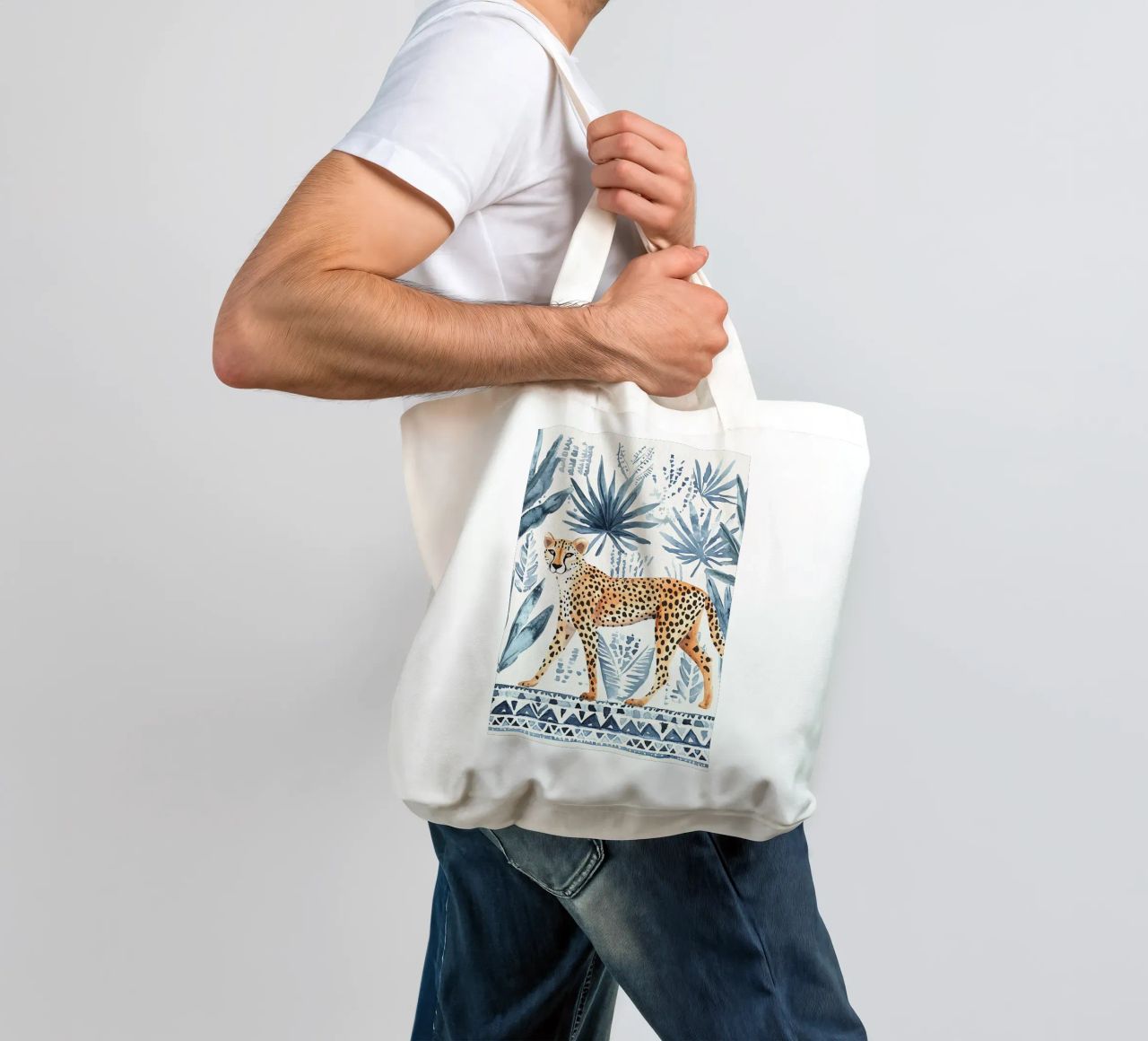Boho Cheetah Abstract Print, Blauer Wandkunstdruck Jutebeutel von Boheme