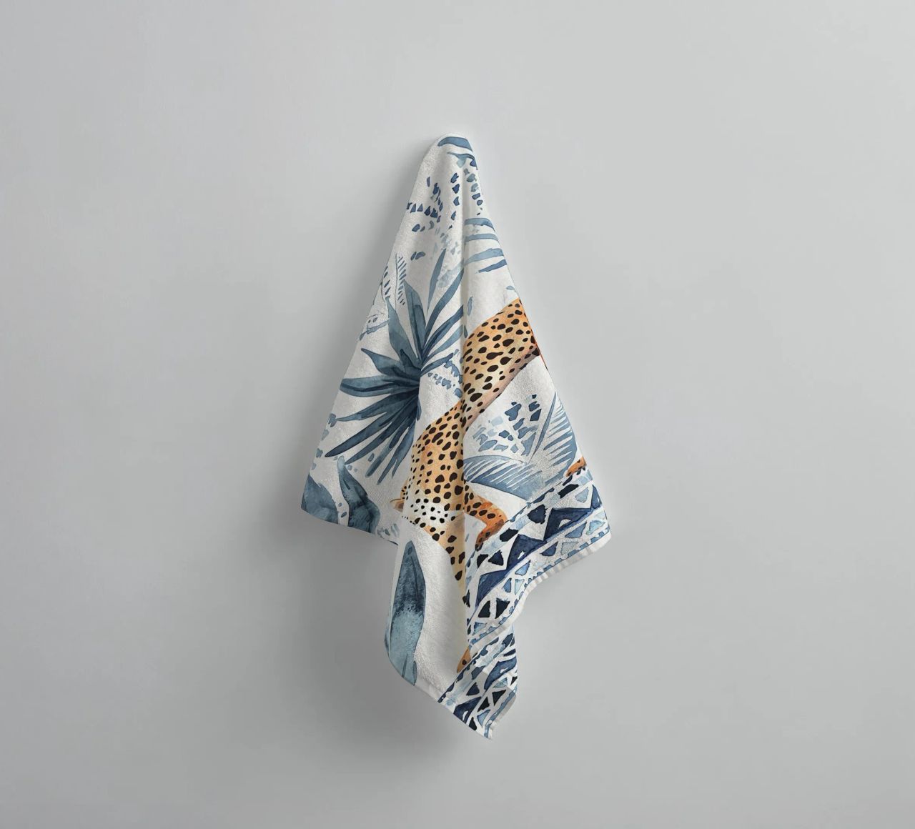 Boho Cheetah Abstract Print, Blauer Wandkunstdruck Handtuch von Boheme