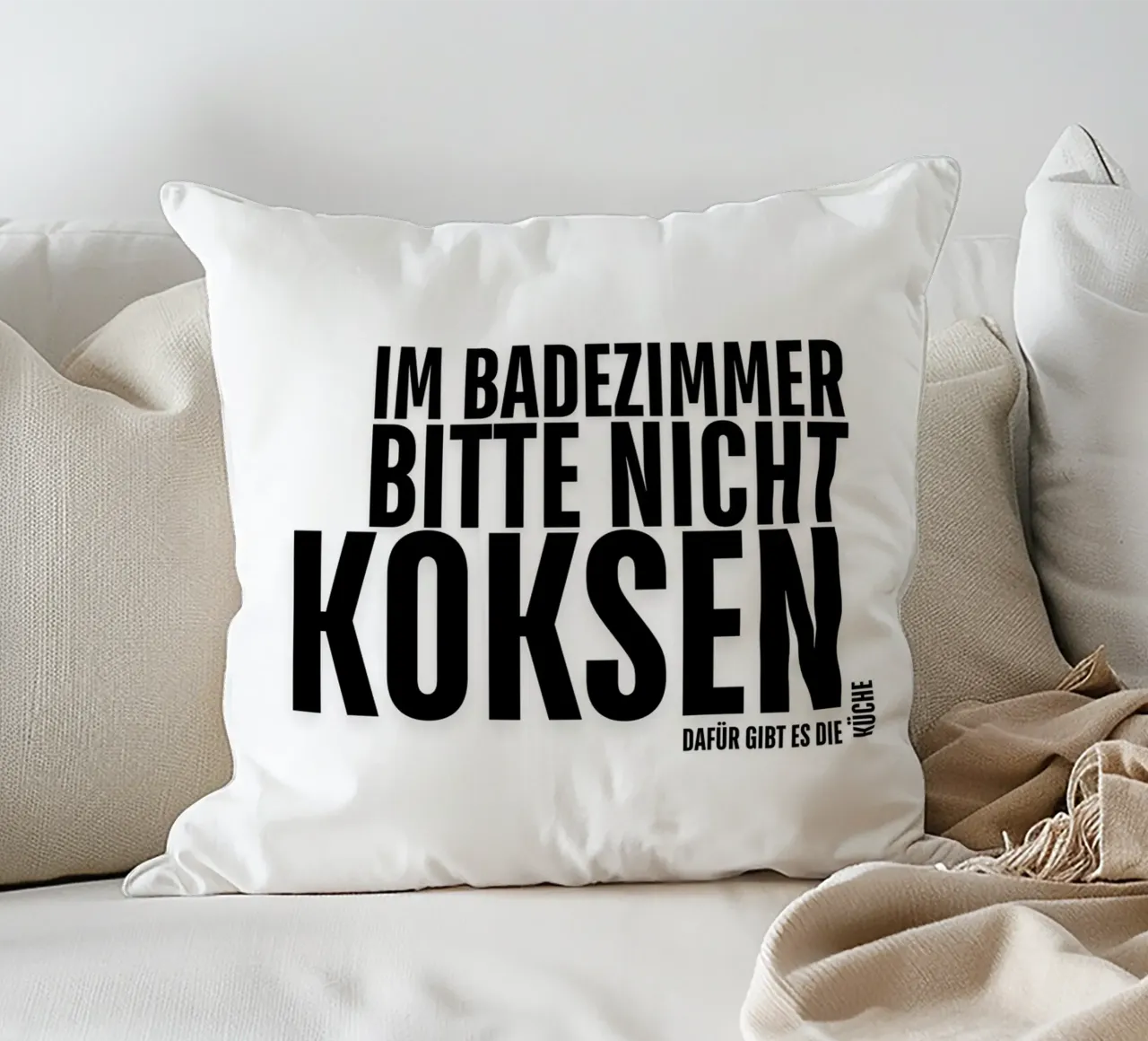PER FAVORE, NON FATEVI DI COCA IN BAGNO. LA CUCINA SERVE A QUESTO. cuscino da ArtDesign by KBK