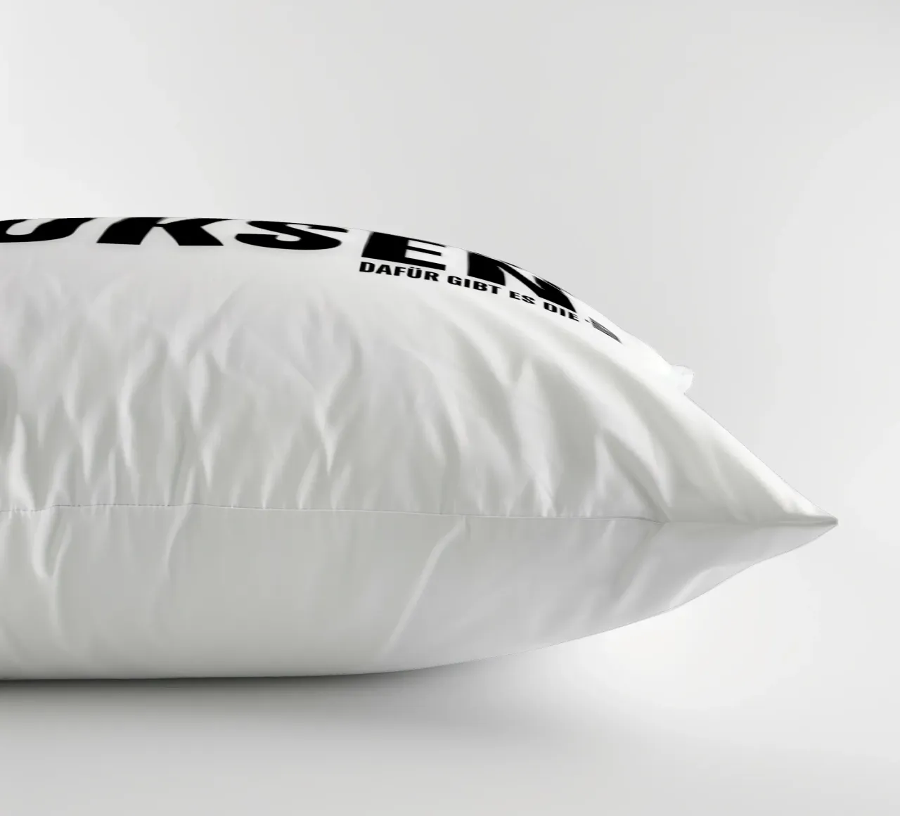 PER FAVORE, NON FATEVI DI COCA IN BAGNO. LA CUCINA SERVE A QUESTO. cuscino da ArtDesign by KBK