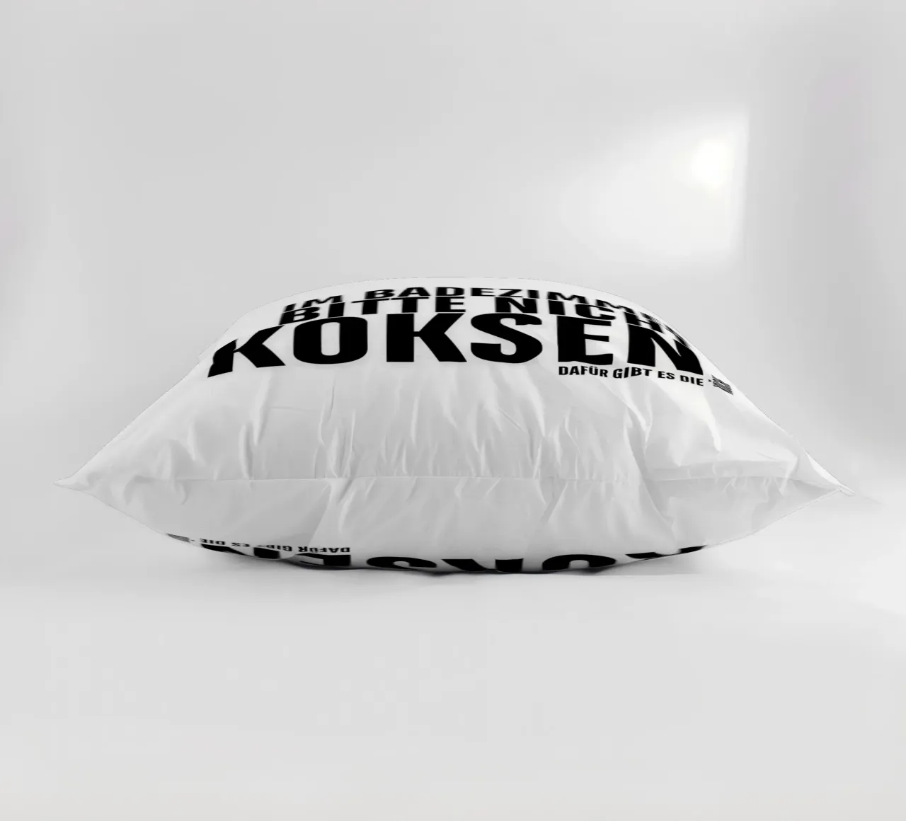 PER FAVORE, NON FATEVI DI COCA IN BAGNO. LA CUCINA SERVE A QUESTO. cuscino da ArtDesign by KBK