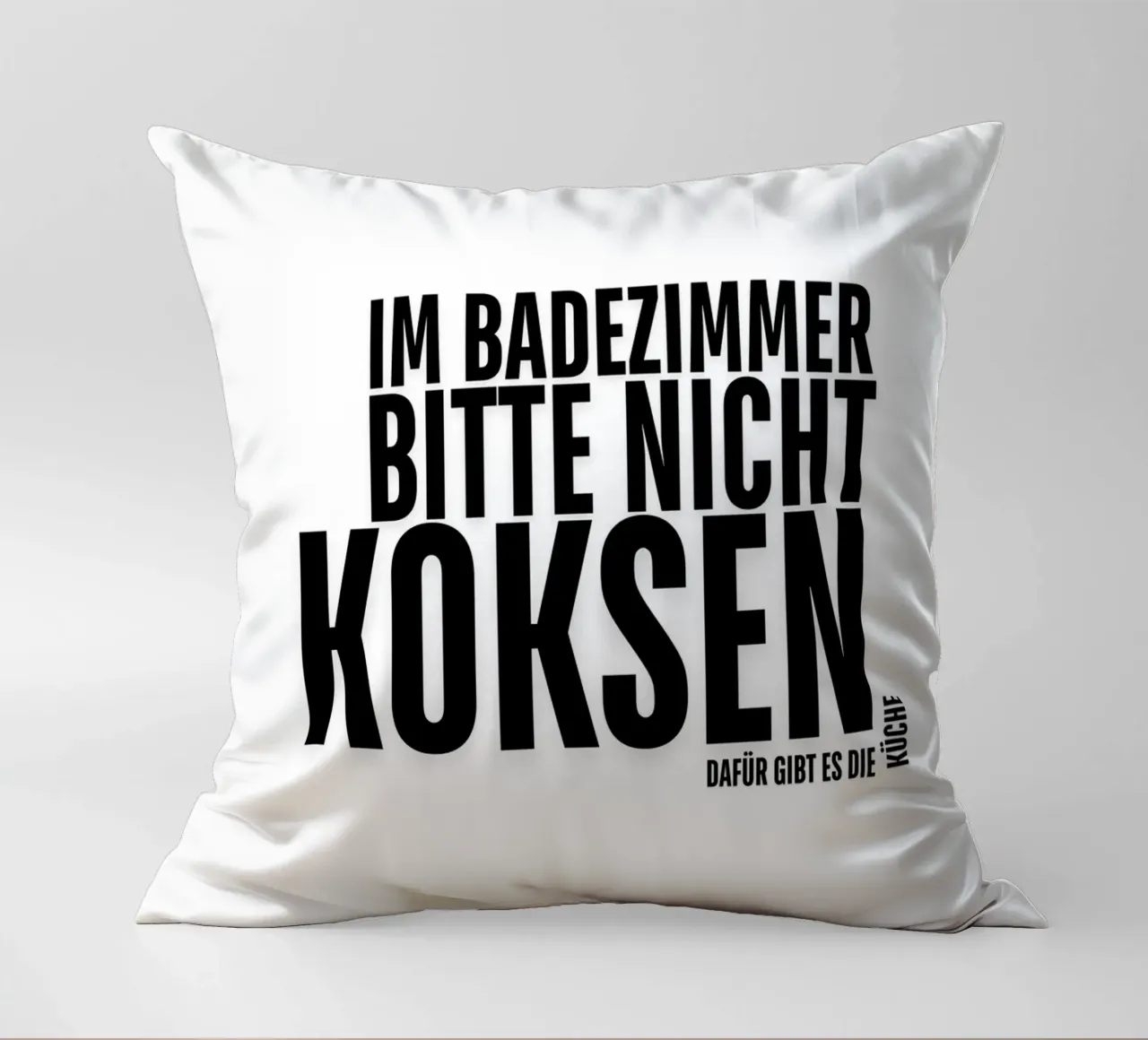 PER FAVORE, NON FATEVI DI COCA IN BAGNO. LA CUCINA SERVE A QUESTO. cuscino da ArtDesign by KBK