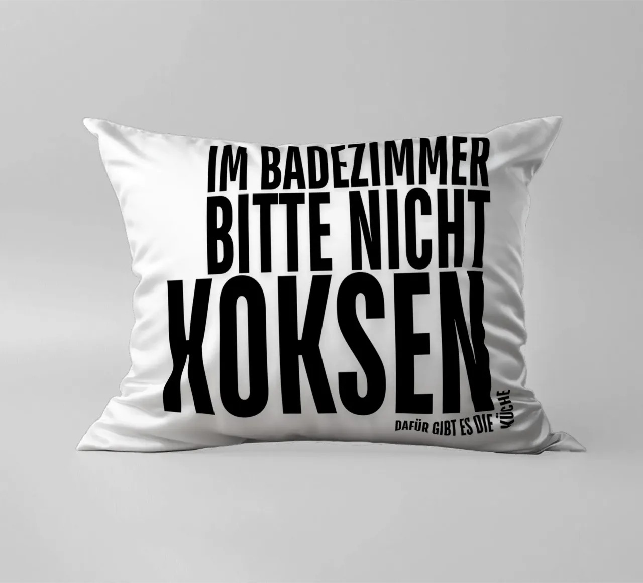 PER FAVORE, NON FATEVI DI COCA IN BAGNO. LA CUCINA SERVE A QUESTO. cuscino da ArtDesign by KBK